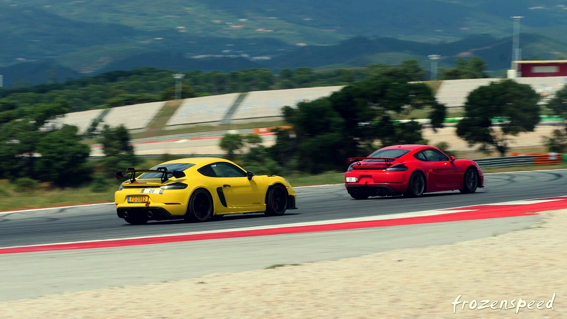 Red Porsche 718 Cayman GT4 · Portimão