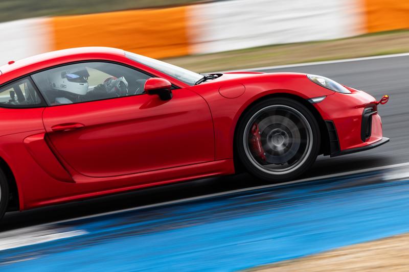 Red Porsche 718 Cayman GT4 · Estoril