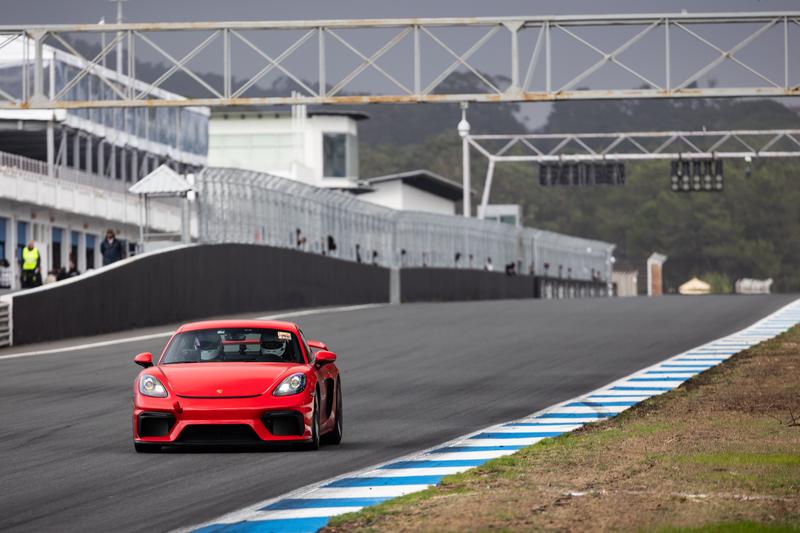 Red Porsche 718 Cayman GT4 · Estoril