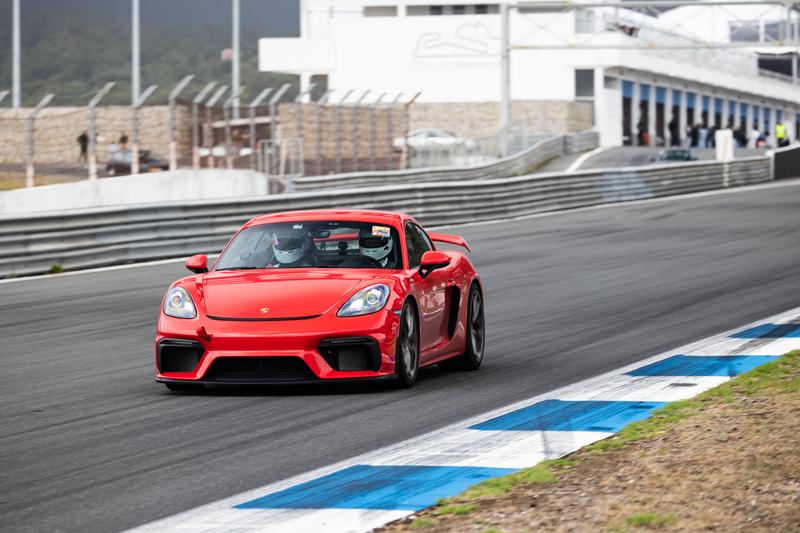 Red Porsche 718 Cayman GT4 · Estoril