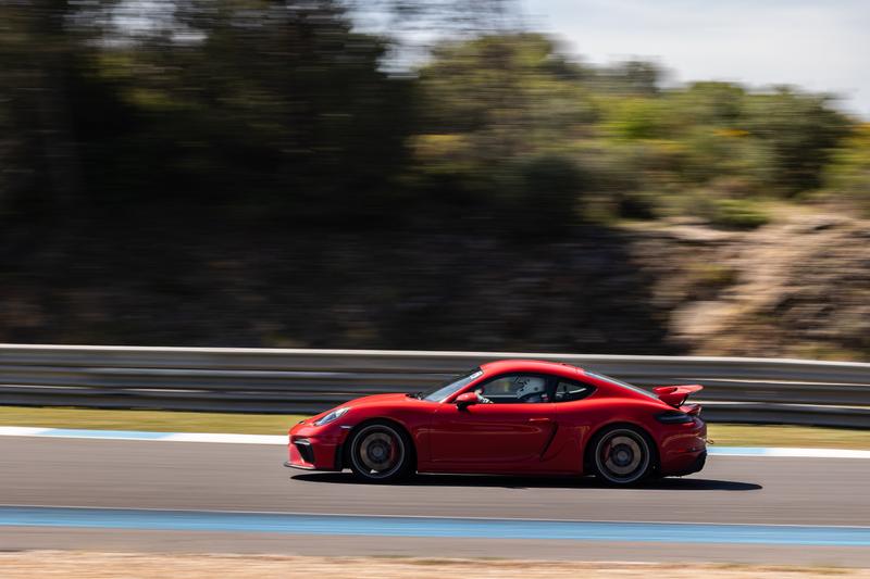 Red Porsche 718 Cayman GT4 · Estoril